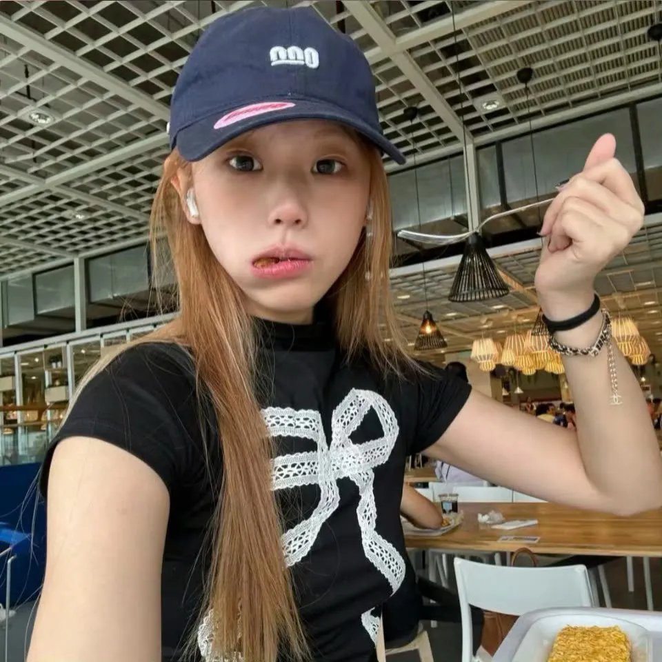 热裤荡女